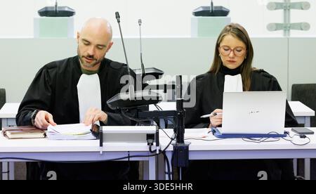 Brüssel, Belgien Januar 2026. Der Laien Julien Uyttendaele und die Rechtsanwältin Irina Cesa wurden während der Zusammensetzung der Jury für den Assize-Prozess gegen Franc Gergely, alias Franc Copja, und acht weitere Angeklagte vor dem Assize-Gericht der Provinz Brüssel-Hauptstadt, Montag, den 05. Januar 2026, in Brüssel dargestellt. Die Angeklagten werden wegen Mordes an Ardit Spahiu angeklagt, der am 27. November 2020 in Molenbeek erschossen wurde. Der Hauptbeschuldigte und der Viktor, beide albanische Staatsbürger, gehörten zwei rivalisierenden Clans an, die am Kokainhandel beteiligt waren. Quelle: Belga News Agency/Alamy Live News Stockfoto