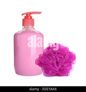 Pinkfarbener Netzschwamm und Flasche Duschgel isoliert auf weiß Stockfoto
