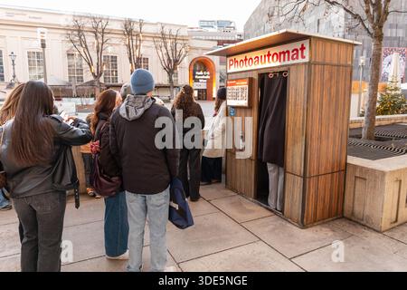 Photoautomat eine analoge Vintage-Fotokabine, die Schwarzweiß-Fotostreifen innerhalb der Maschine entwickelt, Wien, Österreich. Stockfoto