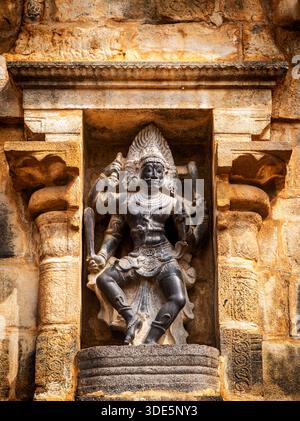 Antike Steinskulptur einer hinduistischen Gottheit auf einer Tempelwand. Stockfoto