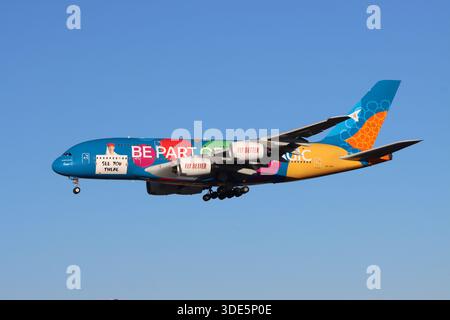 Ein Airbus A380 von Emirates in einem besonderen Dubai wird Teil der magischen Lackierung Stockfoto