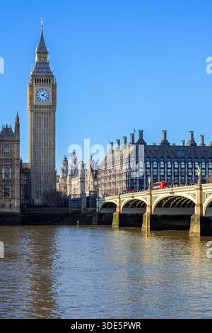 Westminster Bridge über die Themse und den Elizabeth Tower / Big Ben, große Glocke der Großen Uhr des Palace of Westminster in London, England, Großbritannien Stockfoto