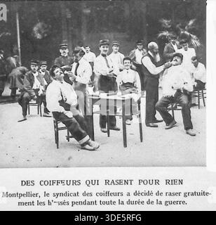 Dieses Archivfoto von Le Miroir aus dem Jahr 1914 veranschaulicht einen einzigartigen Akt der Unterstützung der Gemeinschaft in Montpellier während der ersten Monate des Ersten Weltkriegs. Die örtliche friseurgewerkschaft beschloss, verwundeten Soldaten während der gesamten Dauer des Konflikts kostenlose Rasuren zu gewähren. In der Szene arbeiten mehrere Friseure im Freien, die sich um Rekonvaleszenztruppen kümmern. Dieses Bild zeigt, wie vielfältig Zivilisten zu den Kriegsanstrengungen beigetragen haben, indem sie professionelle Dienste zur Unterstützung der Moral und des Wohlergehens der Verletzten an der Front angeboten haben. Stockfoto