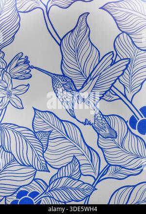 Detaillierte Linienzeichnung, Kolibri im Flug, schwebend in der Nähe von Blumen Stockfoto