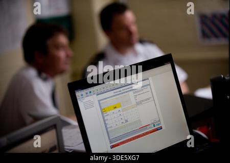 Offiziere der Feuerwehr, die strategische Planung durchführen. Stockfoto
