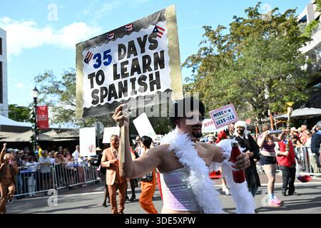 4. Januar 2026, Coconut Grove, Florida, USA: Teilnehmer marschieren während der 42. Jährlichen King Mango Strut Parade. Die satirische Parade feiert das seltsame, wunderbare und wild unerwartete mit Kostümen, Musik und Community-getriebenen Auftritten am 4. Januar 2026 in Coconut Grove, Florida. (Kreditbild: © Michele Eve Sandberg/ZUMA Press Wire) NUR REDAKTIONELLE VERWENDUNG! Nicht für kommerzielle ZWECKE! Stockfoto