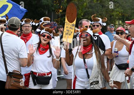 4. Januar 2026, Coconut Grove, Florida, USA: Teilnehmer marschieren während der 42. Jährlichen King Mango Strut Parade. Die satirische Parade feiert das seltsame, wunderbare und wild unerwartete mit Kostümen, Musik und Community-getriebenen Auftritten am 4. Januar 2026 in Coconut Grove, Florida. (Kreditbild: © Michele Eve Sandberg/ZUMA Press Wire) NUR REDAKTIONELLE VERWENDUNG! Nicht für kommerzielle ZWECKE! Stockfoto