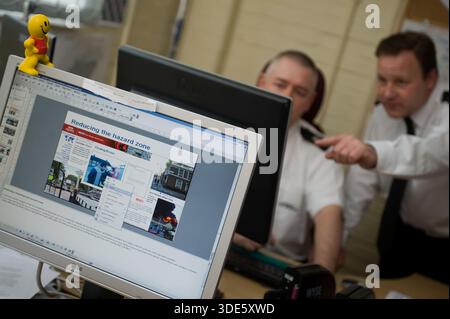 Offiziere der Feuerwehr, die strategische Planung durchführen. Stockfoto