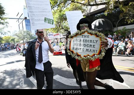 4. Januar 2026, Coconut Grove, Florida, USA: Teilnehmer marschieren während der 42. Jährlichen King Mango Strut Parade. Die satirische Parade feiert das seltsame, wunderbare und wild unerwartete mit Kostümen, Musik und Community-getriebenen Auftritten am 4. Januar 2026 in Coconut Grove, Florida. (Kreditbild: © Michele Eve Sandberg/ZUMA Press Wire) NUR REDAKTIONELLE VERWENDUNG! Nicht für kommerzielle ZWECKE! Stockfoto