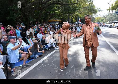 4. Januar 2026, Coconut Grove, Florida, USA: Teilnehmer marschieren während der 42. Jährlichen King Mango Strut Parade. Die satirische Parade feiert das seltsame, wunderbare und wild unerwartete mit Kostümen, Musik und Community-getriebenen Auftritten am 4. Januar 2026 in Coconut Grove, Florida. (Kreditbild: © Michele Eve Sandberg/ZUMA Press Wire) NUR REDAKTIONELLE VERWENDUNG! Nicht für kommerzielle ZWECKE! Stockfoto