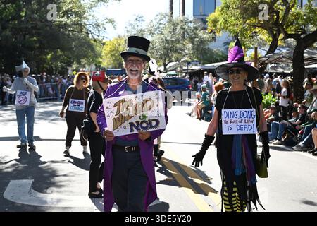 4. Januar 2026, Coconut Grove, Florida, USA: Teilnehmer marschieren während der 42. Jährlichen King Mango Strut Parade. Die satirische Parade feiert das seltsame, wunderbare und wild unerwartete mit Kostümen, Musik und Community-getriebenen Auftritten am 4. Januar 2026 in Coconut Grove, Florida. (Kreditbild: © Michele Eve Sandberg/ZUMA Press Wire) NUR REDAKTIONELLE VERWENDUNG! Nicht für kommerzielle ZWECKE! Stockfoto