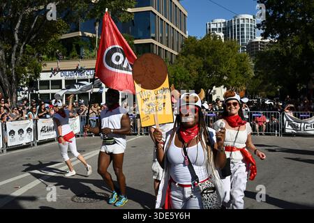 4. Januar 2026, Coconut Grove, Florida, USA: Teilnehmer marschieren während der 42. Jährlichen King Mango Strut Parade. Die satirische Parade feiert das seltsame, wunderbare und wild unerwartete mit Kostümen, Musik und Community-getriebenen Auftritten am 4. Januar 2026 in Coconut Grove, Florida. (Kreditbild: © Michele Eve Sandberg/ZUMA Press Wire) NUR REDAKTIONELLE VERWENDUNG! Nicht für kommerzielle ZWECKE! Stockfoto