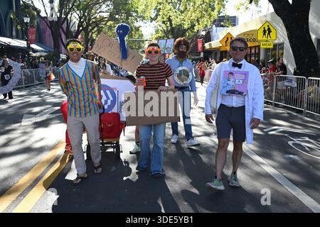 4. Januar 2026, Coconut Grove, Florida, USA: Teilnehmer marschieren während der 42. Jährlichen King Mango Strut Parade. Die satirische Parade feiert das seltsame, wunderbare und wild unerwartete mit Kostümen, Musik und Community-getriebenen Auftritten am 4. Januar 2026 in Coconut Grove, Florida. (Kreditbild: © Michele Eve Sandberg/ZUMA Press Wire) NUR REDAKTIONELLE VERWENDUNG! Nicht für kommerzielle ZWECKE! Stockfoto