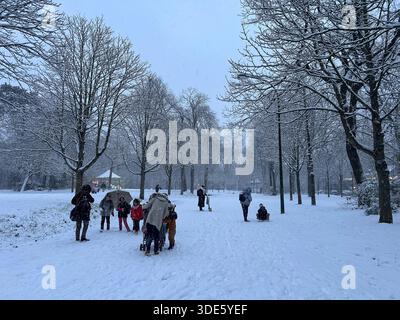 Paris, Frankreich, Straßenszenen, Schneesturm, Menschenmassen, Kinder spielen, Urban Park, (Bois de Vincennes), Winter, extreme Wetterbedingungen Stockfoto