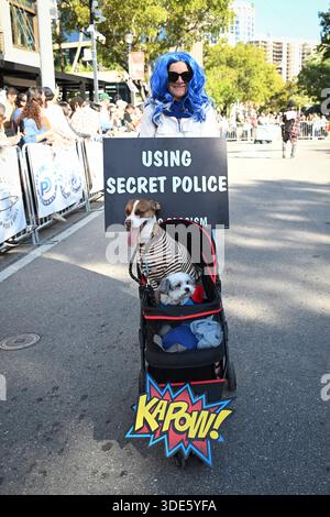 4. Januar 2026, Coconut Grove, Florida, USA: Teilnehmer marschieren während der 42. Jährlichen King Mango Strut Parade. Die satirische Parade feiert das seltsame, wunderbare und wild unerwartete mit Kostümen, Musik und Community-getriebenen Auftritten am 4. Januar 2026 in Coconut Grove, Florida. (Kreditbild: © Michele Eve Sandberg/ZUMA Press Wire) NUR REDAKTIONELLE VERWENDUNG! Nicht für kommerzielle ZWECKE! Stockfoto