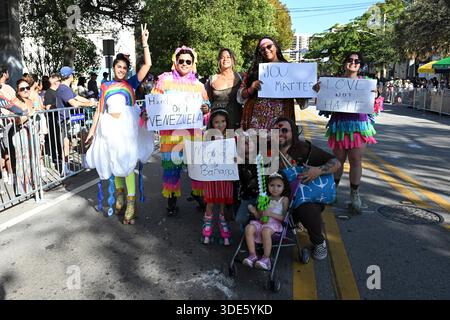 4. Januar 2026, Coconut Grove, Florida, USA: Teilnehmer marschieren während der 42. Jährlichen King Mango Strut Parade. Die satirische Parade feiert das seltsame, wunderbare und wild unerwartete mit Kostümen, Musik und Community-getriebenen Auftritten am 4. Januar 2026 in Coconut Grove, Florida. (Kreditbild: © Michele Eve Sandberg/ZUMA Press Wire) NUR REDAKTIONELLE VERWENDUNG! Nicht für kommerzielle ZWECKE! Stockfoto