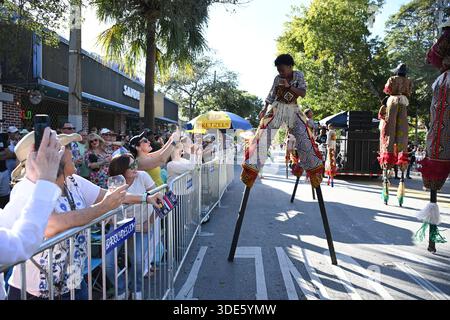 4. Januar 2026, Coconut Grove, Florida, USA: Teilnehmer marschieren während der 42. Jährlichen King Mango Strut Parade. Die satirische Parade feiert das seltsame, wunderbare und wild unerwartete mit Kostümen, Musik und Community-getriebenen Auftritten am 4. Januar 2026 in Coconut Grove, Florida. (Kreditbild: © Michele Eve Sandberg/ZUMA Press Wire) NUR REDAKTIONELLE VERWENDUNG! Nicht für kommerzielle ZWECKE! Stockfoto