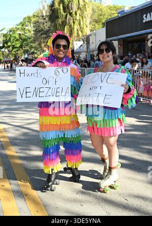4. Januar 2026, Coconut Grove, Florida, USA: Teilnehmer marschieren während der 42. Jährlichen King Mango Strut Parade. Die satirische Parade feiert das seltsame, wunderbare und wild unerwartete mit Kostümen, Musik und Community-getriebenen Auftritten am 4. Januar 2026 in Coconut Grove, Florida. (Kreditbild: © Michele Eve Sandberg/ZUMA Press Wire) NUR REDAKTIONELLE VERWENDUNG! Nicht für kommerzielle ZWECKE! Stockfoto