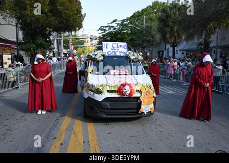 4. Januar 2026, Coconut Grove, Florida, USA: Teilnehmer marschieren während der 42. Jährlichen King Mango Strut Parade. Die satirische Parade feiert das seltsame, wunderbare und wild unerwartete mit Kostümen, Musik und Community-getriebenen Auftritten am 4. Januar 2026 in Coconut Grove, Florida. (Kreditbild: © Michele Eve Sandberg/ZUMA Press Wire) NUR REDAKTIONELLE VERWENDUNG! Nicht für kommerzielle ZWECKE! Stockfoto
