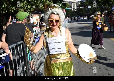 4. Januar 2026, Coconut Grove, Florida, USA: Teilnehmer marschieren während der 42. Jährlichen King Mango Strut Parade. Die satirische Parade feiert das seltsame, wunderbare und wild unerwartete mit Kostümen, Musik und Community-getriebenen Auftritten am 4. Januar 2026 in Coconut Grove, Florida. (Kreditbild: © Michele Eve Sandberg/ZUMA Press Wire) NUR REDAKTIONELLE VERWENDUNG! Nicht für kommerzielle ZWECKE! Stockfoto