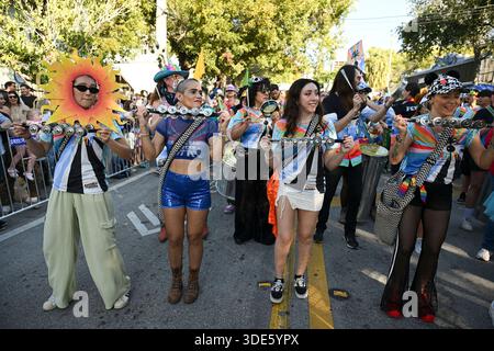 4. Januar 2026, Coconut Grove, Florida, USA: Teilnehmer marschieren während der 42. Jährlichen King Mango Strut Parade. Die satirische Parade feiert das seltsame, wunderbare und wild unerwartete mit Kostümen, Musik und Community-getriebenen Auftritten am 4. Januar 2026 in Coconut Grove, Florida. (Kreditbild: © Michele Eve Sandberg/ZUMA Press Wire) NUR REDAKTIONELLE VERWENDUNG! Nicht für kommerzielle ZWECKE! Stockfoto