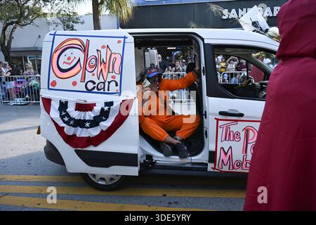 4. Januar 2026, Coconut Grove, Florida, USA: Teilnehmer marschieren während der 42. Jährlichen King Mango Strut Parade. Die satirische Parade feiert das seltsame, wunderbare und wild unerwartete mit Kostümen, Musik und Community-getriebenen Auftritten am 4. Januar 2026 in Coconut Grove, Florida. (Kreditbild: © Michele Eve Sandberg/ZUMA Press Wire) NUR REDAKTIONELLE VERWENDUNG! Nicht für kommerzielle ZWECKE! Stockfoto