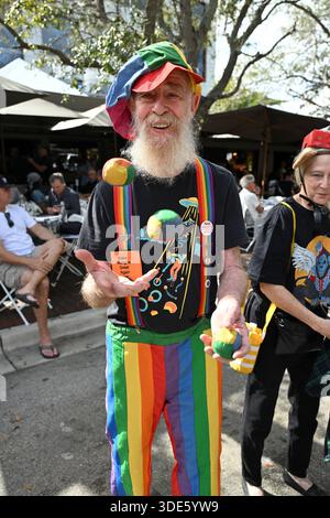 4. Januar 2026, Coconut Grove, Florida, USA: Teilnehmer marschieren während der 42. Jährlichen King Mango Strut Parade. Die satirische Parade feiert das seltsame, wunderbare und wild unerwartete mit Kostümen, Musik und Community-getriebenen Auftritten am 4. Januar 2026 in Coconut Grove, Florida. (Kreditbild: © Michele Eve Sandberg/ZUMA Press Wire) NUR REDAKTIONELLE VERWENDUNG! Nicht für kommerzielle ZWECKE! Stockfoto