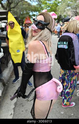 4. Januar 2026, Coconut Grove, Florida, USA: Teilnehmer marschieren während der 42. Jährlichen King Mango Strut Parade. Die satirische Parade feiert das seltsame, wunderbare und wild unerwartete mit Kostümen, Musik und Community-getriebenen Auftritten am 4. Januar 2026 in Coconut Grove, Florida. (Kreditbild: © Michele Eve Sandberg/ZUMA Press Wire) NUR REDAKTIONELLE VERWENDUNG! Nicht für kommerzielle ZWECKE! Stockfoto