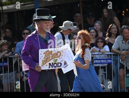 4. Januar 2026, Coconut Grove, Florida, USA: Teilnehmer marschieren während der 42. Jährlichen King Mango Strut Parade. Die satirische Parade feiert das seltsame, wunderbare und wild unerwartete mit Kostümen, Musik und Community-getriebenen Auftritten am 4. Januar 2026 in Coconut Grove, Florida. (Kreditbild: © Michele Eve Sandberg/ZUMA Press Wire) NUR REDAKTIONELLE VERWENDUNG! Nicht für kommerzielle ZWECKE! Stockfoto