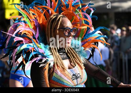 4. Januar 2026, Coconut Grove, Florida, USA: Teilnehmer marschieren während der 42. Jährlichen King Mango Strut Parade. Die satirische Parade feiert das seltsame, wunderbare und wild unerwartete mit Kostümen, Musik und Community-getriebenen Auftritten am 4. Januar 2026 in Coconut Grove, Florida. (Kreditbild: © Michele Eve Sandberg/ZUMA Press Wire) NUR REDAKTIONELLE VERWENDUNG! Nicht für kommerzielle ZWECKE! Stockfoto