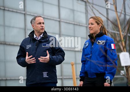 © PHOTOPQR/JOURNAL DU CENTRE/Pierre Destrade ; ; 05/01/2026 ; Daniel NEUENSCHWANDER, Chef de l'Exploration a l'ESA. Conference de presse a l'agence spatiale europenne (ESA) de la Nivernaise Sophie ADENOT, Astronaute francaise qui partira sur l'ISS pour la Mission Epsilon le 15 fevrier 2025. KÖLN. 05/01/2025. Fotos Pierre Destrade. ESPACE/ESA/CONQUETE SPATIALE/ASTRONAUTE/PILOTE/LUNE/ISS Köln, Deutschland, 5. januar 2025 Pressekonferenz mit Sophie Adenot, französischer Astronautin, die am 15. Februar zur Mission Epsilon zur ISS aufbrechen wird. Stockfoto