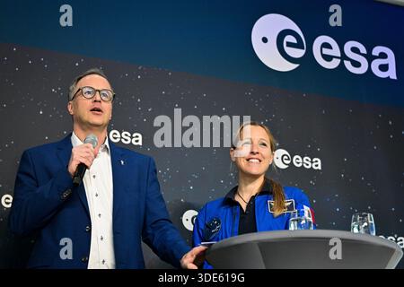 © PHOTOPQR/JOURNAL DU CENTRE/Pierre Destrade ; ; 05/01/2026 ; Daniel NEUENSCHWANDER, Chef de l'Exploration a l'ESA. Conference de presse a l'agence spatiale europenne (ESA) de la Nivernaise Sophie ADENOT, Astronaute francaise qui partira sur l'ISS pour la Mission Epsilon le 15 fevrier 2025. KÖLN. 05/01/2025. Fotos Pierre Destrade. ESPACE/ESA/CONQUETE SPATIALE/ASTRONAUTE/PILOTE/LUNE/ISS Köln, Deutschland, 5. januar 2025 Pressekonferenz mit Sophie Adenot, französischer Astronautin, die am 15. Februar zur Mission Epsilon zur ISS aufbrechen wird. Stockfoto