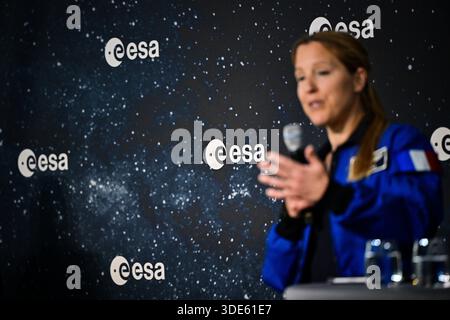 Frankreich. Januar 2026. © PHOTOPQR/JOURNAL DU CENTRE/Pierre Destrade ; ; 05/01/2026 ; Conference de presse a l'agence spatiale europenne (ESA) de la Nivernaise Sophie ADENOT, Astronaute francaise qui partira sur l'ISS pour la Mission Epsilon le 15 fevrier 2025. KÖLN. 05/01/2025. Fotos Pierre Destrade. ESPACE/ESA/CONQUETE SPATIALE/ASTRONAUTE/PILOTE/LUNE/ISS Köln, Deutschland, 5. januar 2025 Pressekonferenz mit Sophie Adenot, französischer Astronautin, die am 15. Februar zur Mission Epsilon zur ISS aufbrechen wird. Quelle: MAXPPP/Alamy Live News Stockfoto