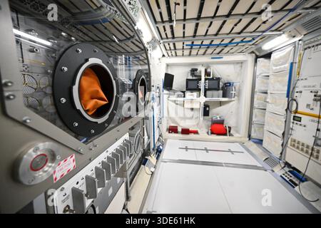 Frankreich. Januar 2026. © PHOTOPQR/JOURNAL DU CENTRE/Pierre Destrade ; ; 05/01/2026 ; Conference de presse a l'agence spatiale europenne (ESA) de la Nivernaise -SophieADENOT, Astronaute francaise qui partira sur l'ISS pour la Mission Epsilon le 15 fevrier 2025. KÖLN. 05/01/2025. Fotos Pierre Destrade. ESPACE/ESA/CONQUETE SPATIALE/ASTRONAUTE/PILOTE/LUNE/ISS Köln, Deutschland, 5. januar 2025 Besuch der ESA - nach einer Pressekonferenz mit SophieAdenot, französischer Astronaut, der am 15. Februar zur Mission Epsilon aufbrechen wird. Quelle: MAXPPP/Alamy Live News Stockfoto