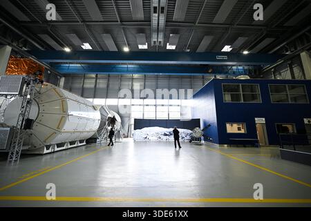 Frankreich. Januar 2026. © PHOTOPQR/JOURNAL DU CENTRE/Pierre Destrade ; ; 05/01/2026 ; Conference de presse a l'agence spatiale europenne (ESA) de la Nivernaise -SophieADENOT, Astronaute francaise qui partira sur l'ISS pour la Mission Epsilon le 15 fevrier 2025. KÖLN. 05/01/2025. Fotos Pierre Destrade. ESPACE/ESA/CONQUETE SPATIALE/ASTRONAUTE/PILOTE/LUNE/ISS Köln, Deutschland, 5. januar 2025 Besuch der ESA - nach einer Pressekonferenz mit SophieAdenot, französischer Astronaut, der am 15. Februar zur Mission Epsilon aufbrechen wird. Quelle: MAXPPP/Alamy Live News Stockfoto