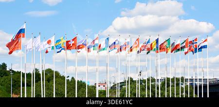 Flaggen verschiedener Länder auf Flaggenmasten Geschäftsthema Stockfoto