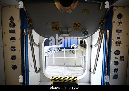 Frankreich. Januar 2026. © PHOTOPQR/JOURNAL DU CENTRE/Pierre Destrade ; ; 05/01/2026 ; Conference de presse a l'agence spatiale europenne (ESA) de la Nivernaise -SophieADENOT, Astronaute francaise qui partira sur l'ISS pour la Mission Epsilon le 15 fevrier 2025. KÖLN. 05/01/2025. Fotos Pierre Destrade. ESPACE/ESA/CONQUETE SPATIALE/ASTRONAUTE/PILOTE/LUNE/ISS Köln, Deutschland, 5. januar 2025 Besuch der ESA - nach einer Pressekonferenz mit SophieAdenot, französischer Astronaut, der am 15. Februar zur Mission Epsilon aufbrechen wird. Quelle: MAXPPP/Alamy Live News Stockfoto