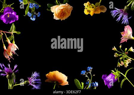Farbenfroher Blumenrahmen auf schwarzem Hintergrund mit verschiedenen leuchtenden Blumen Stockfoto