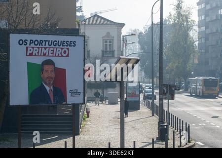 Politisches Wahlkampfplakat mit Andre Ventura von der Chega-Partei, das konservative Botschaften im städtischen Raum zeigt Stockfoto