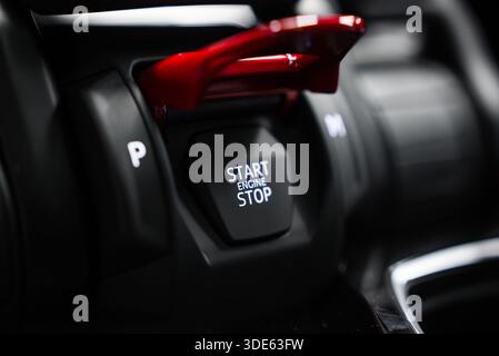 Zündschalter Lamborghini Urus SE mit roter Abdeckung in der Werkstatt Stockfoto