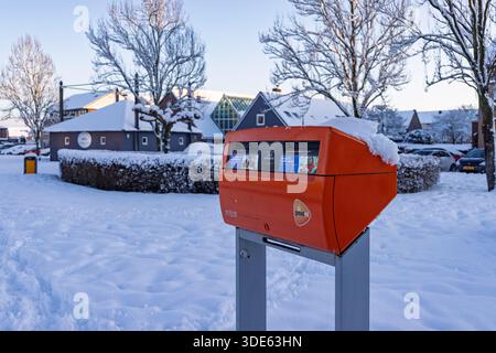 Ein orangefarbener PostNL-Briefkasten mit Schnee in einem Wohngebiet in den Niederlanden an einem kalten Wintertag. Utrecht Niederlande, 5. januar 202 Stockfoto