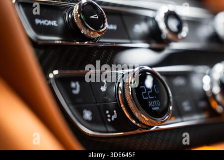 Bentley Bentayga Speed-Mittelkonsole mit Details der Klimaregelung Stockfoto