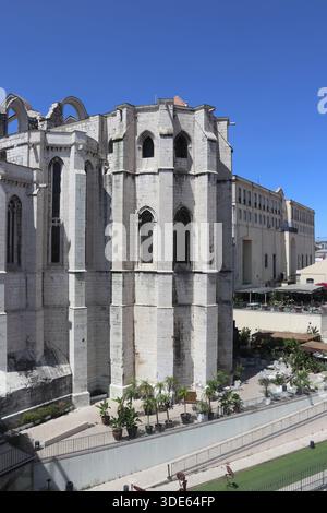 Gotische Architektur der Ruinen des Klosters Carmo in Lissabon Stockfoto