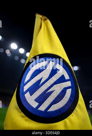Mailand, Italien. Januar 2026. Eine Eckfahne mit dem FC Internazionale Logo vor dem Spiel Internazionale gegen Bologna Serie A in Giuseppe Meazza, Mailand. Der Bildnachweis sollte lauten: Jonathan Moscrop/Sportimage Credit: Sportimage Ltd/Alamy Live News Stockfoto