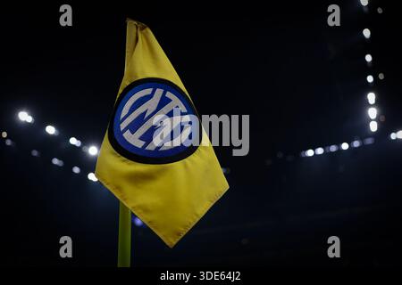 Mailand, Italien. Januar 2026. Eine Eckfahne mit dem FC Internazionale Logo vor dem Spiel Internazionale gegen Bologna Serie A in Giuseppe Meazza, Mailand. Der Bildnachweis sollte lauten: Jonathan Moscrop/Sportimage Credit: Sportimage Ltd/Alamy Live News Stockfoto