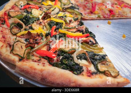Vegetarische Pizza mit geröstetem Gemüse auf dünner italienischer Kruste, mit pflanzlicher Komfortkost, frischen Zutaten und gesundem Esskonzept. Stockfoto