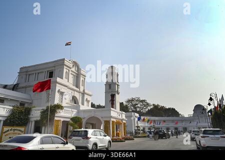 Neu-Delhi, Indien. Januar 2026. NEW DELHI, INDIEN – 5. JANUAR: Blauer Himmel über Delhi Vidhansabha am ersten Tag der Wintersession in Delhi Vidhansabha am 5. Januar 2026 in Neu Delhi, Indien. (Foto: Arvind Yadav/Hindustan Times/SIPA USA) Credit: SIPA USA/Alamy Live News Stockfoto