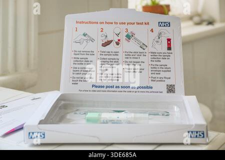 NHS Home Use Darmkrebs Screening Test Kit. Stockfoto