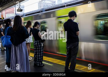 Tokio, Japan - 31. Juli 2025: Zug fährt am Bahnsteig von Shinjuku an Stockfoto