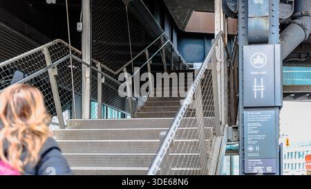 Manhattan, New York, USA - 16. Februar 2023: Blick auf die Hight Line mit ihren typischen Gebäuden von oben, während Menschen an einem grauen Wintertag besuchen Stockfoto